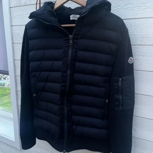 Moncler Cardigan - Säljer nu denna Moncler Cardigan.                                 Perfekt nu när det börjar bli lite kallare!       Storlek L.                                                                        Cond: 8/10, Finns små flaws såsom trådar osv.                                                                 Priset ej hugget i sten.                                                 Har du några funderingar så är det bara att höra av sig.