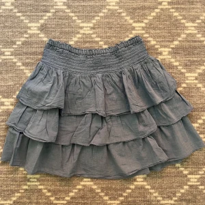 Lågmidjad volangkjol - Söt volangkjol som är lågmidjad från hm. Bra skick och kan inte se några defekter. Passar mig som vanligtvis har xs/s i kläder även om storleken är 152 🩷