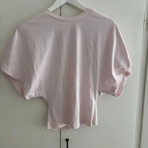 Ljusrosa topp med vida ärmar - Jag säljer en ljusrosa tröja ifrån Zara. Den är tight runt midjan och vidare i armarna. Tröjan tvättas innan den postas.