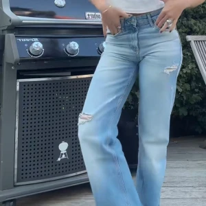 INTRESSEKOLL mid wide håliga jeans zara - Aldrig använda med prislappen på
