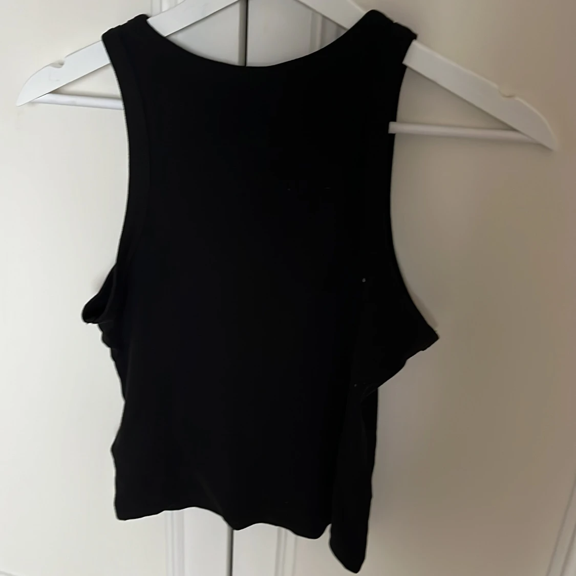 Svart ribbad linnetopp i ekologisk bomull - 1