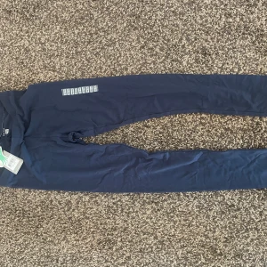 Mörkblå leggings från Åhléns - Snygga mörkblå leggings från Åhléns i mjuk 50% ekologisk bomull. De har en enkel och clean design med resår i midjan för skön passform. 