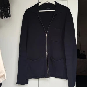 Mörkblå overshirt från Lexington - Mörkblå stickad kofta från Lexington i storlek     S/M.                                                                         Mjuk och skön kvalitet med klassisk krage och långärmad passform. Perfekt inför hösten och vintern. Pris kan diskuteras🥂