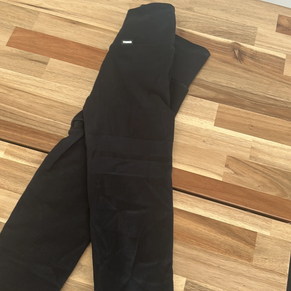 Svarta ribbade leggings från Stronger - 2