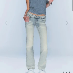 Cheap monday jeans - SÖKER!! Dessa jeans med vit lapp från weekday storlek 25/34