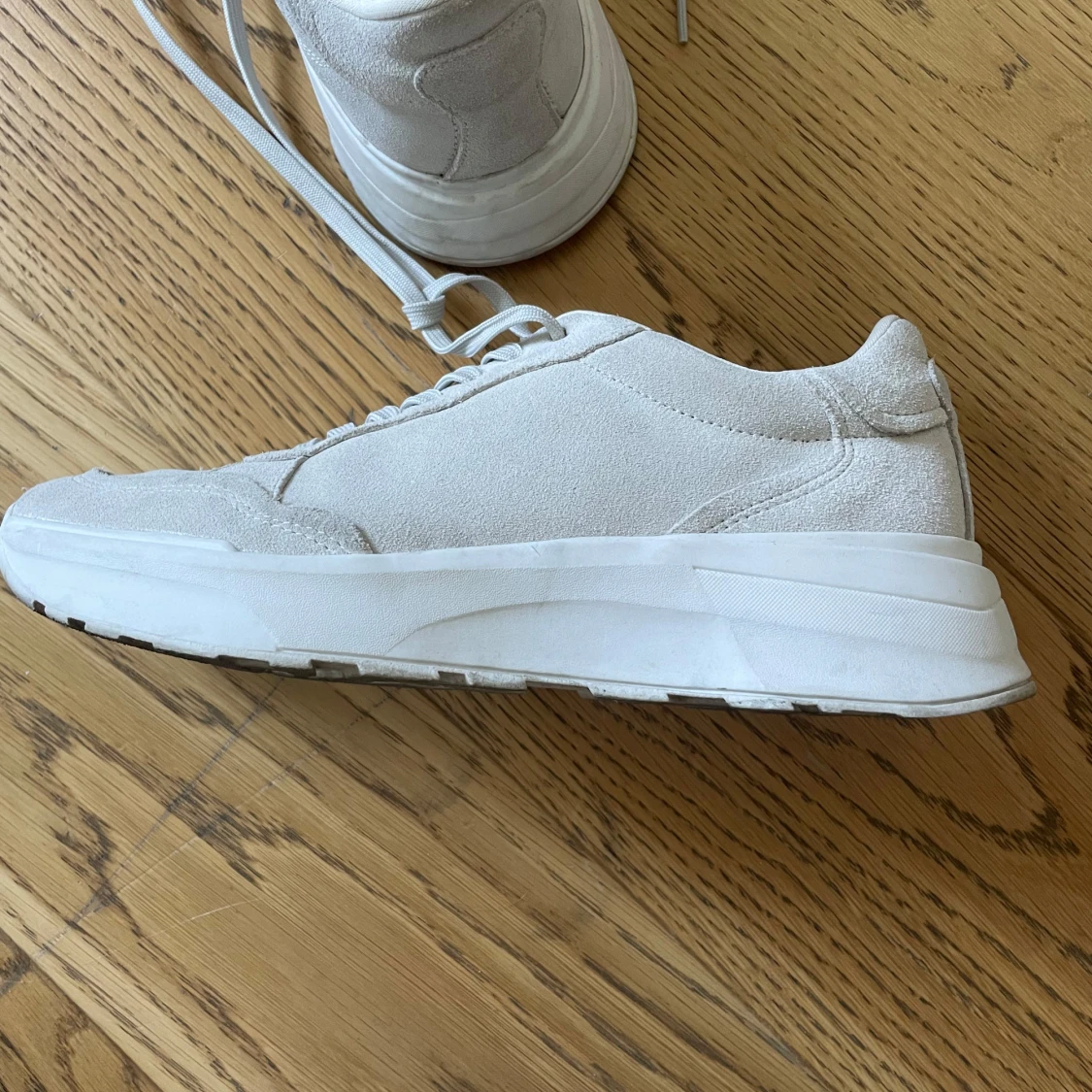 Vita sneakers från Vagabond i mocka - 1