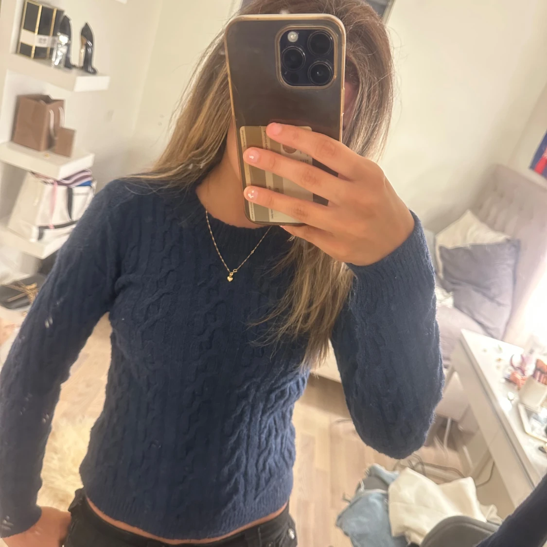 Mörkblå stickad tröja med kabelmönster