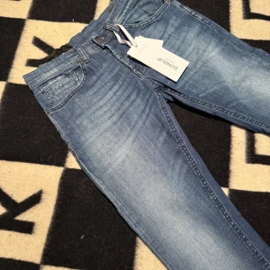 Blå skinny jeans från George, stl 29 - Snygga blå skinny jeans från George i klassisk femficksmodell. Jeansen har en ljus tvätt med lätt slitning och smal passform. Tillverkade i mjukt denimtyg med stretch för extra komfort. Perfekta för dig som gillar en tajt look.