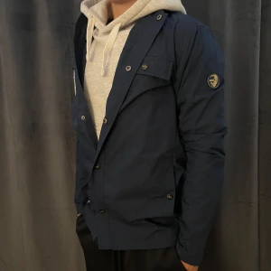 A.C.E Jacka - Säljer denna jacka då den inte används! En overshirt skaljacka från märket WHO’S A.C.E! Nypris ligger på 1.400kr‼️ Skriv vid funderingar Mvh🤗