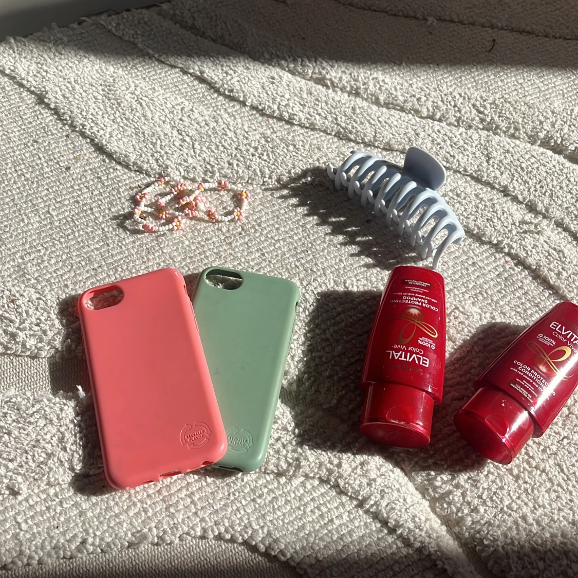 Litet kit med olika saker mobilskal är till iPhone 8 och shammpot o balsamet är oandvänt