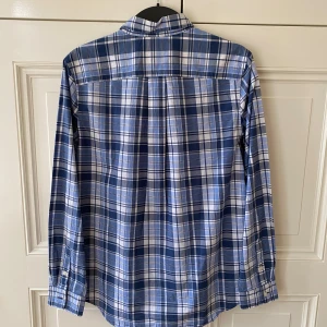 Ralph Lauren Skjorta - Typ fett chill ralph lauren skjorta för den som vill av fin, hip eller grish, inte vet jag. Står XL men är typ M/L egentligen. Aldrig använt. Mamma köpte den till mig men jag tycker den är för stor så har aldrig använt den (ni kan se på mitt kroppspråk hur mycket jag gillar den). Hör av er om ni har frågor om skjortan eller vill pruta❤️😘