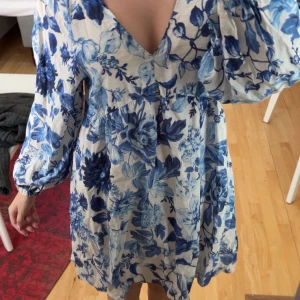 Sommarklänning - Blåvit blommig klänning ifrån H&M💙Jätte lätt och skön att ha på sig.