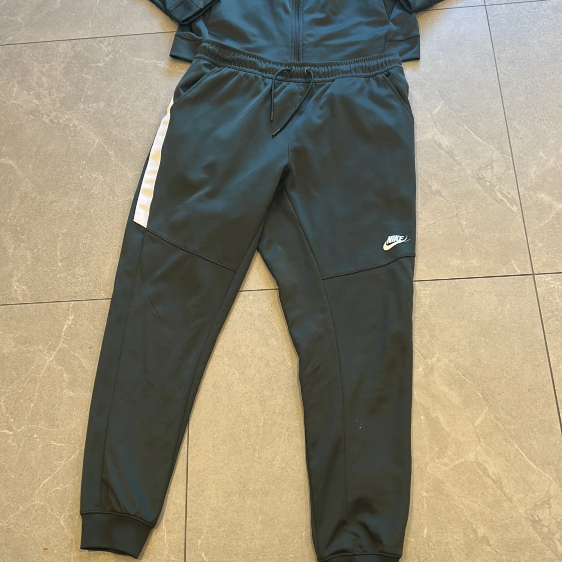 Svart Nike träningsväst med vita ränder - 2