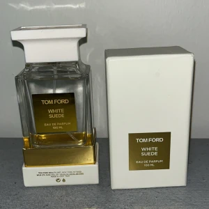 Tom Ford White Suede EdP 100ml - Tom Ford White Suede Eau de Parfum 100 ml. Lyxig parfym i elegant, fyrkantig glasflaska med vit och guldig etikett samt vit kork. Kommer med matchande vit kartong. Doften är känd för sina mjuka, sensuella och fräscha toner.