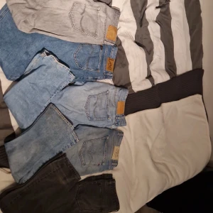 Mix av vintage jeans Lee & Replay - Säljer ett gäng snygga vintage jeans i olika tvättar från Lee och Replay. Färgerna varierar från ljusblått till grått och svart. Klassiska raka ben och femficksmodell, perfekta för dig som gillar retrostil och denim. Materialet är 100% bomull för den rätta känslan. Alla är w32/31. 100-300kr styck
