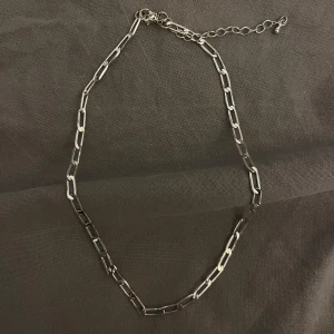 Halsband - Superfint halsband ifrån Glitter, säljer då jag slutat använda silver🫶🏼 