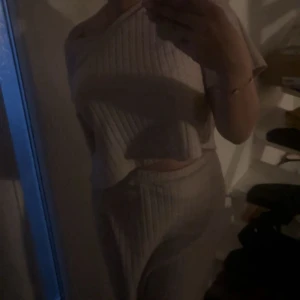 Beige ribbad croppad topp - Ett beige sätt med cropad tröja och lång kjol 