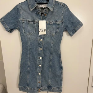 Jeansklänning med knappar från Zara - Snygg jeansklänning från Zara, slutsåld och nypris 499🩷 pris diskuteras!!