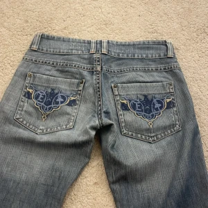 EDC by Esprit blå Lågmidjade bootcut jeans - Snygga blå jeans från EDC by Esprit med låg midja och bootcut passform. Midjemåttet är ca 40 och innerbenslängden är ca 78💕 säljer pga de ej passade mig!
