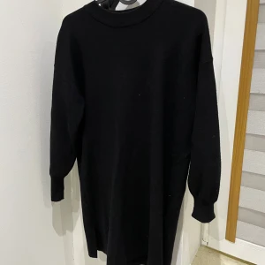 Svart stickad klänning från Zara - En skit snygg stickad klänning från Zara, hade passat perfekt med ett par boots! Barnstorlek men sitter som XS