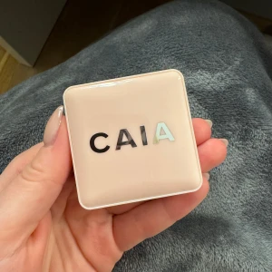 CAIA glow blush i raspberry passion  - Säljer en CAIA glow blush i färgen raspberry passion. Den ger en fin kallt ton med ett fint lyster, perfekt till hösten. Ettiketen bak har jag tagit av då bokstäverna inte höll. Jag säljer den då jag inte längre använder den. Hör gärna av dig vid frågor💗