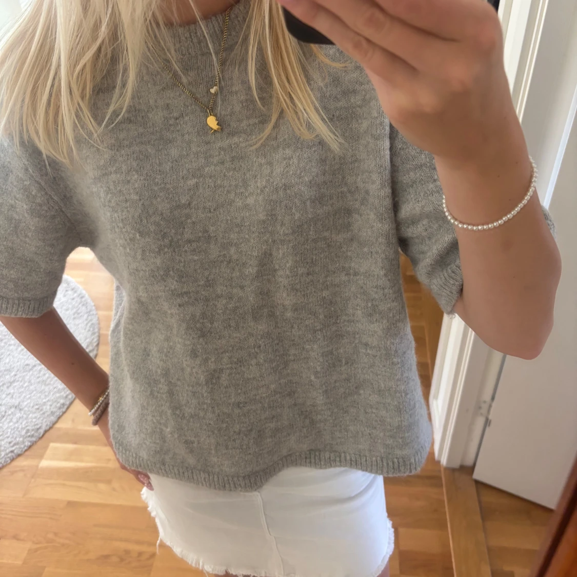 Grå stickad T-shirt  - 1