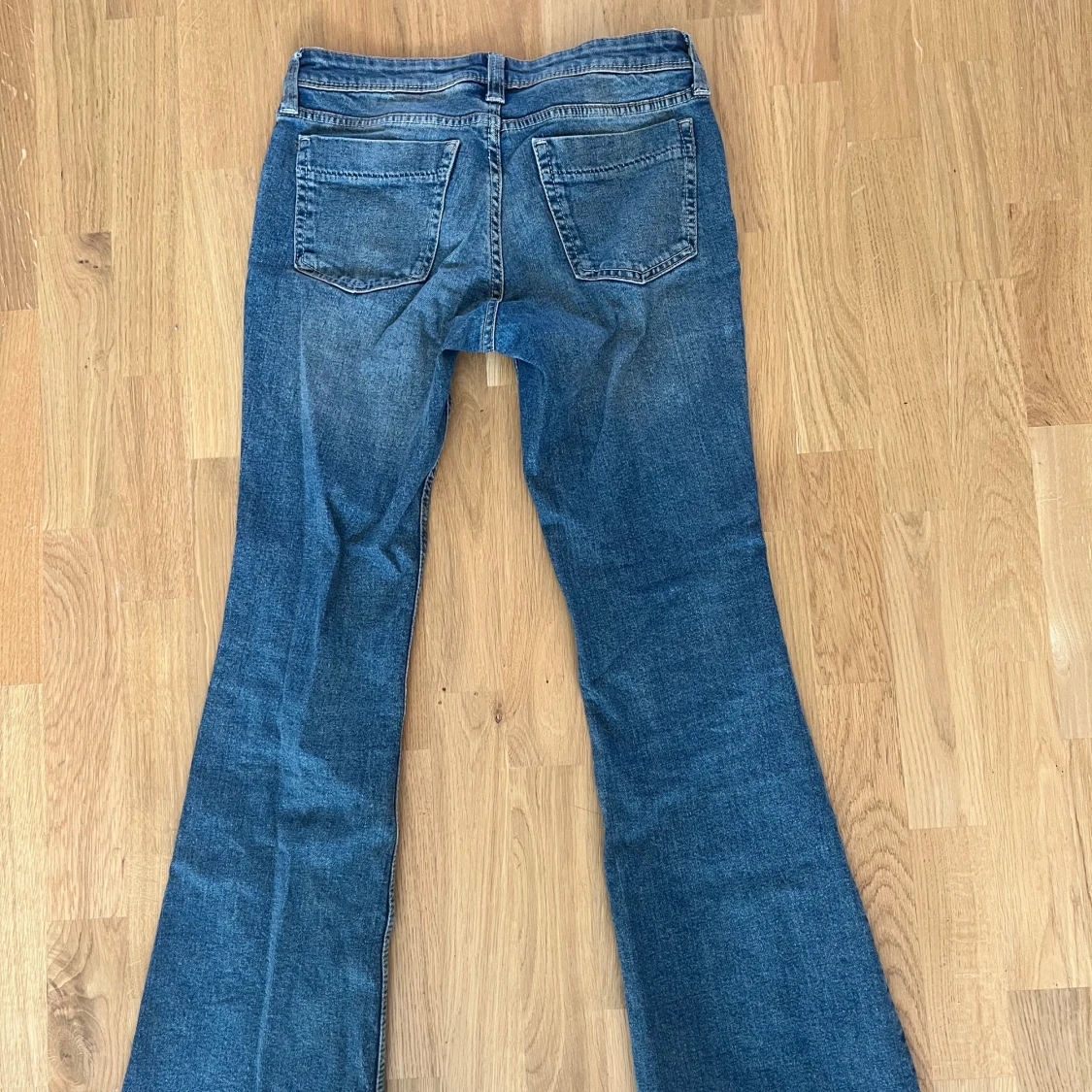Blå bootcut jeans från Divided, stl 36 - 1