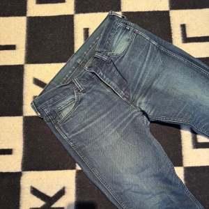 Levi's 510 blå jeans straight fit - Klassiska blå Levi's 510 jeans med straight fit och snyggt slitna detaljer. Jeansen har fem fickor, normal midja och är tillverkade i tåligt denim. Perfekta för dig som gillar en tidlös och avslappnad look storlek 30