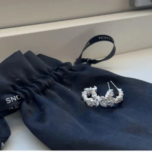 Snö of Sweden örhängen - Superfina örhängen från snö of Sweden som aldrig kommit till användning så väldigt bra skick 🫶