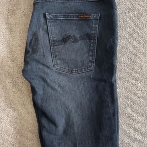  Nudie Jeans - 🧵 Märke: Nudie (Thin Finn) 📏 Storlek: 33/34 ✨ Skick: Mycket gott skick / Nästan som nya 🎯 Perfekta både till vardags och när du vill klä upp dig lite extra 📦 Snabb leverans – skickas samma dag! 💌 Har du frågor? Hör gärna av dig – svarar snabbt!