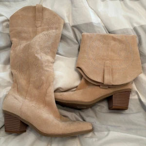 Beiga cowboy boots i mocka - Små i storleken, eg en strlk 40 men är mer som 38