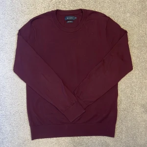 Vinröd merinoullströja från Riley - Sjukt fet vinröd merinoull tröja från Riley i suveränt skick💯. Tröjan passar perfekt till lager-på-lager och är en av de skönaste plaggen jag någonsin har ägt👌, men har tyvärr vuxit ur den. Tröjan sitter mer som en S än M i mina ögon då jag brukar bära M.                                                •Skicka dm vid fler frågor🙋                                  •Pris kan disskuteras vid snabb och smidig affär💸