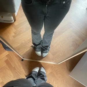 Svarta bootcut jeans  - Säljer ett par svarta jeans med bootcut passform. Från 157. Säljer pga ett hål vid insida lår(enkelt att sy) Stolek xs, är 162 ish och det är för långa men sitter fint i midjan med midjemått 27. Slitna i slutet av byxan pga gått upp dom men inget som man lägger märke till💕💕