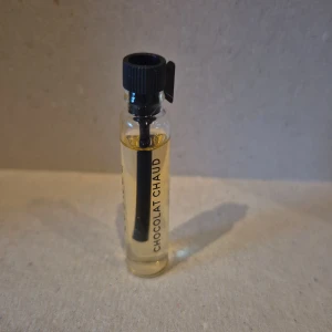 Chocolate Chaud 2ml  - Chocolate Chaud 2ml från ESSNCE endast doftat på den. 45kr ny.