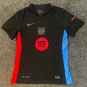 Lamine yamal #19 24/25 away - Knappt använd då den bara hängt i garderoben, sitter bra i storleken och ät i player version