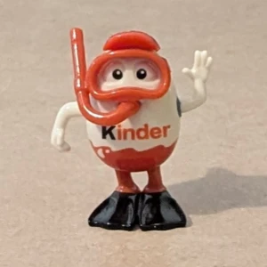Unik samlarfigur från Kinder som snorklar  - Cool figur från Kinder som snorklar,  perfekt för dig som gillar unika och lekfulla samlarfigurer Figuren är tillverkad i plast, med en snygg röd färg som sticker ut. Passar dig som vill ha något annorlunda som dekoration.