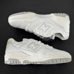 New Balance 550 White/Grey | NYA - New Balance 550 White/Grey. Finns i storlek 38-40.5-42.5-43. Helt nya/oanvända.