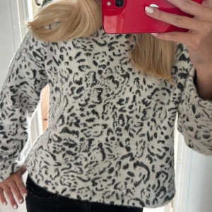 Vit leopard stickad tröja - Tröjan är från hm men har tyvärr klippt bort lappen, den är i storlek s men passar även m skulle jag säga då den är lite ”pösig”. Den är knappt använd💞