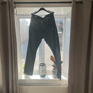 Levi's 511 blåa Jeans - Klassiska Levi's 511 jeans i blå denim med rak passform.Jeansen  normal midja och den ikoniska läderpatchen bak. Perfekta för dig som gillar tidlös stil och vill ha ett par riktigt schyssta jeans( använda 2 gånger) st w33 l33