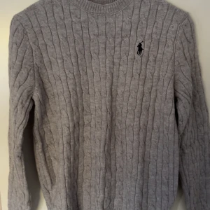 Grå stickad tröja Polo Ralph Lauren -  grå tröja från Polo Ralph Lauren Strolek M