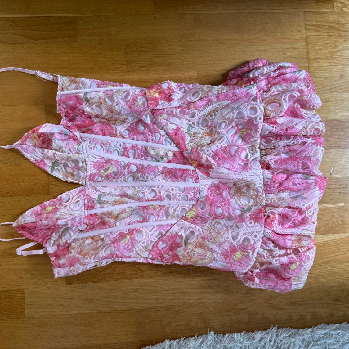 Rosa blommig kortklänning PrettyLittleThing - 2