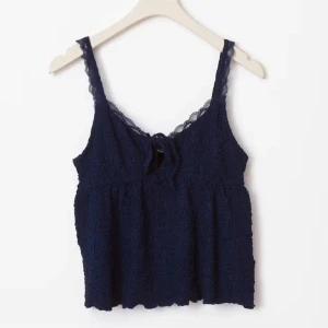 Mörkblå spetsdetaljerad linnetopp - Supersöt mörkblå linnetopp från Gina Tricot. Skriv för egna bilder 💓