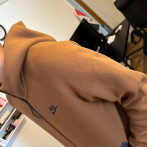 Brun Nike hoodie med dragkedja - Ny brun Nike hoodie har it använt den kan dra ner priset 