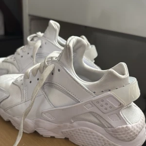 Nike huarache - Vita Nike huarache. Storlek 37,5. Använda några fåtal gånger. 