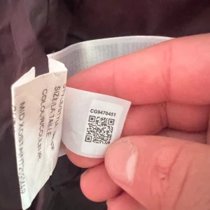 Grå dunjacka från Canada Goose - Säljer en snygg lila dunjacka från Canada Goose med klassisk patch på ärmen. Jackan har dragkedja och knappar framtill, hög krage och är perfekt för kalla dagar. Fodrad insida och stilren design som håller dig varm hela vintern.