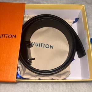 ”Svart Rutigt Bälte” - ”Stilrent svart rutigt läder bälte.” ✔️Lite använt men precis som nytt, ✔️Storlek: 100 cm (105 med logga), ✔️Startpris: 349 kr. Bältet kommer också med originalboxen, kvittot, kvittohållaren, påsen, och dustbagen. Kolla min profils beskrivning innan du köper eller kontaktar! 