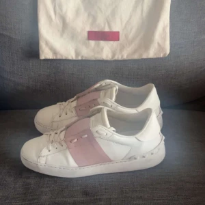 Valentino open - Snygga Valentino Garavani Open sneakers i vitt och rosa. De är I mycket bra skick och dustbag följer med, hör av dig vid frågor!