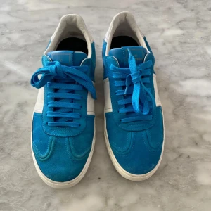 Valentino Flycrews blå - Blåa Valentino Flycrews i gott skick med alla nitar kvaf (8/10 skick?) Inget OG tillkommer. De är stora i storleken passar 41-42,5. Möts helst upp i Stockholm men kan frakta. Tar sjävklart byten.