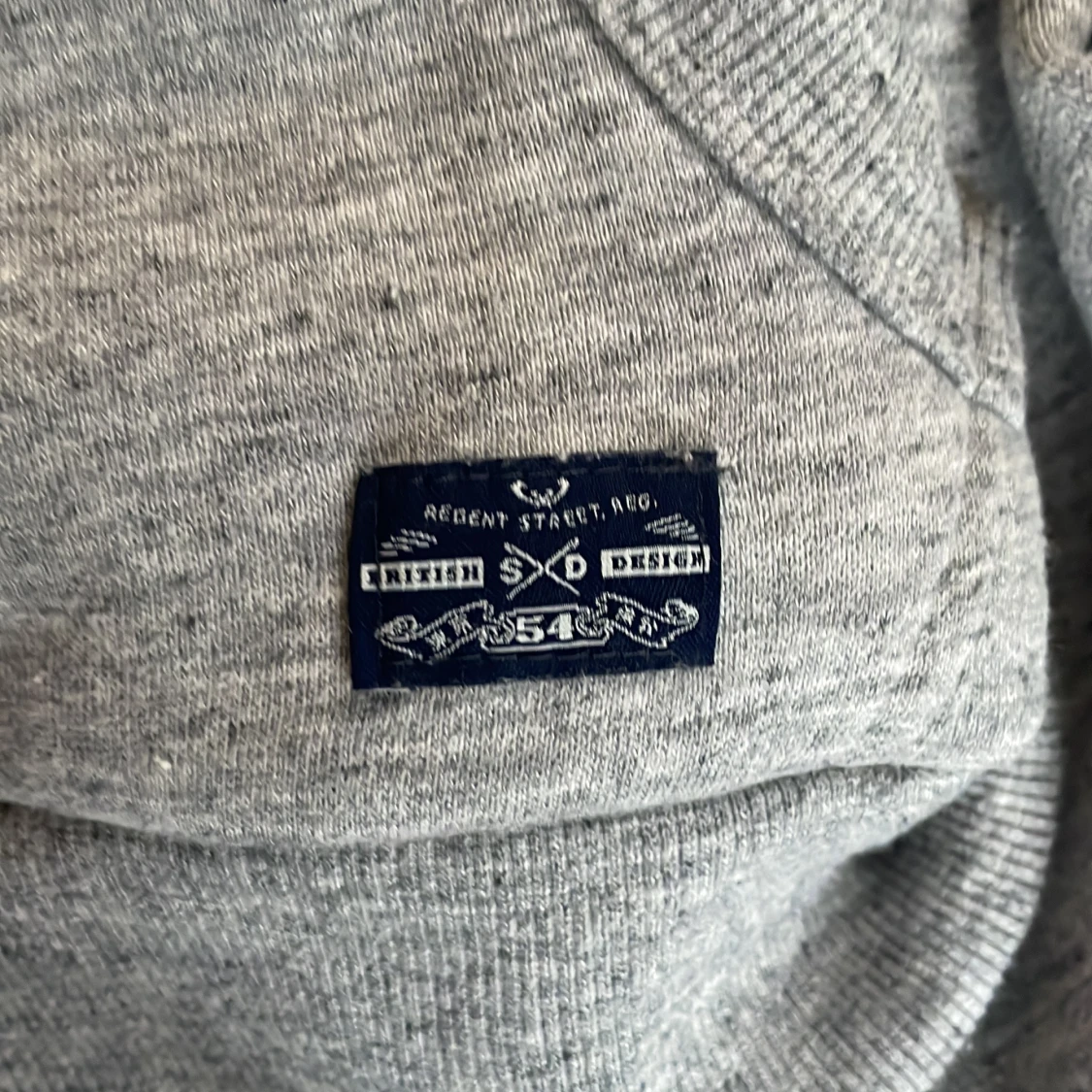 Grå hoodie från superdry. - 2