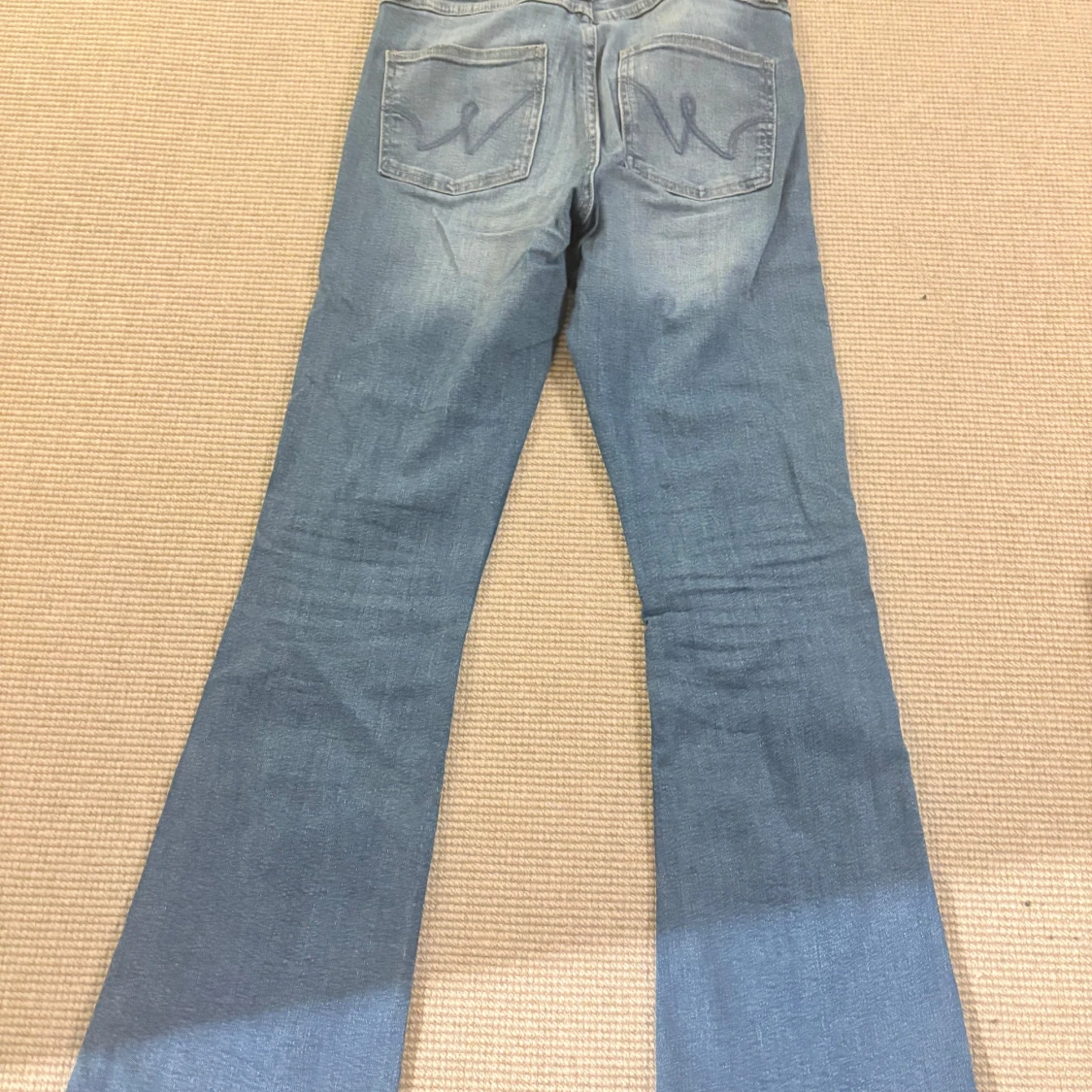 Blå bootcut jeans med broderade bakfickor - 1